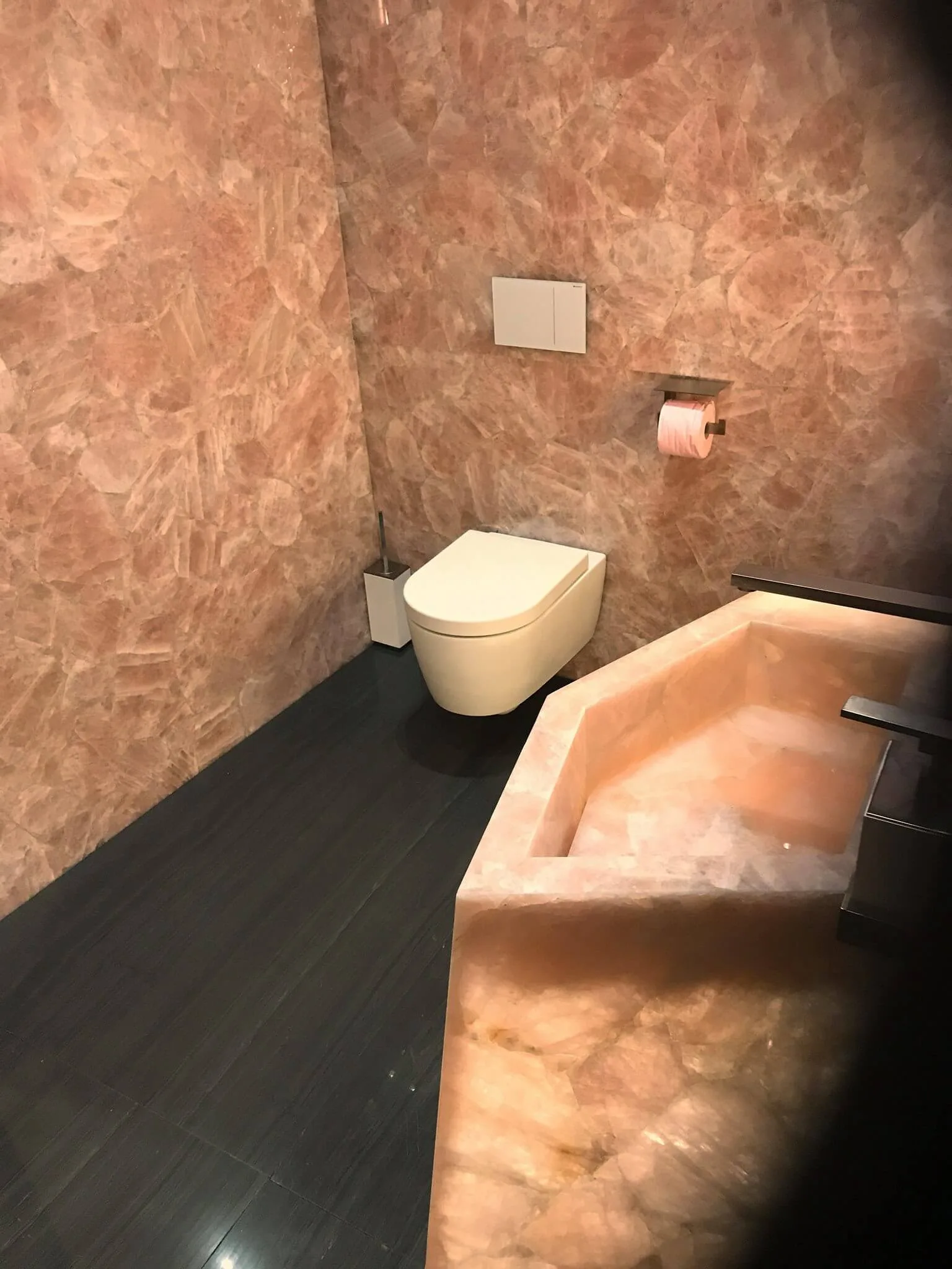 Edler Naturstein mit Rosenquars auf der Toilette