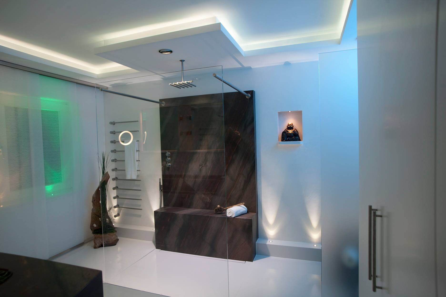 Badezimmer mit Luxusdusche aus Naturstein mit Sitzbank