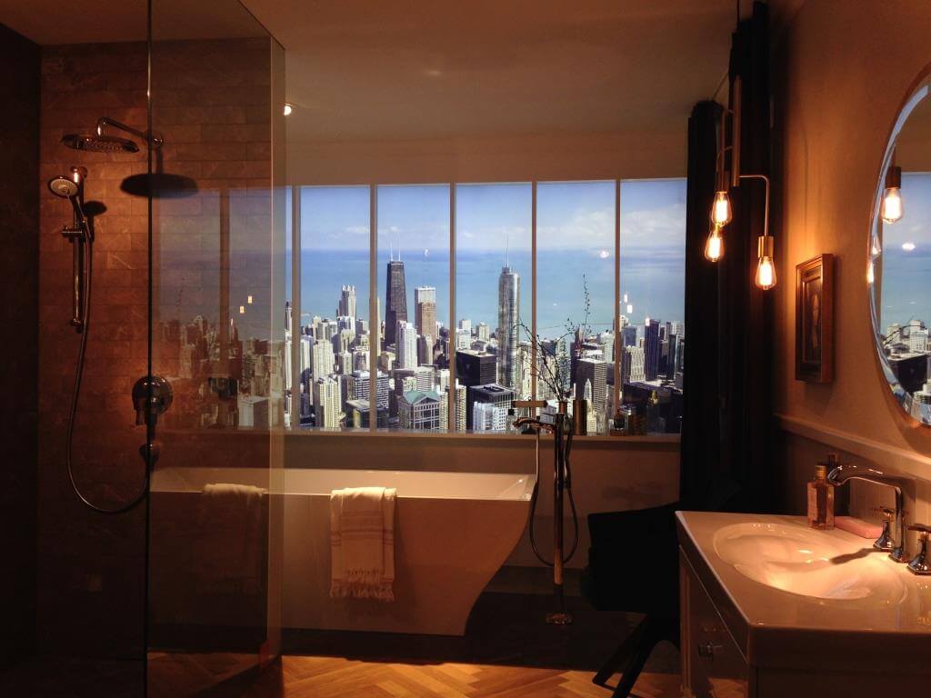 Modernes Badezimmer mit Panoramablick auf Skyline