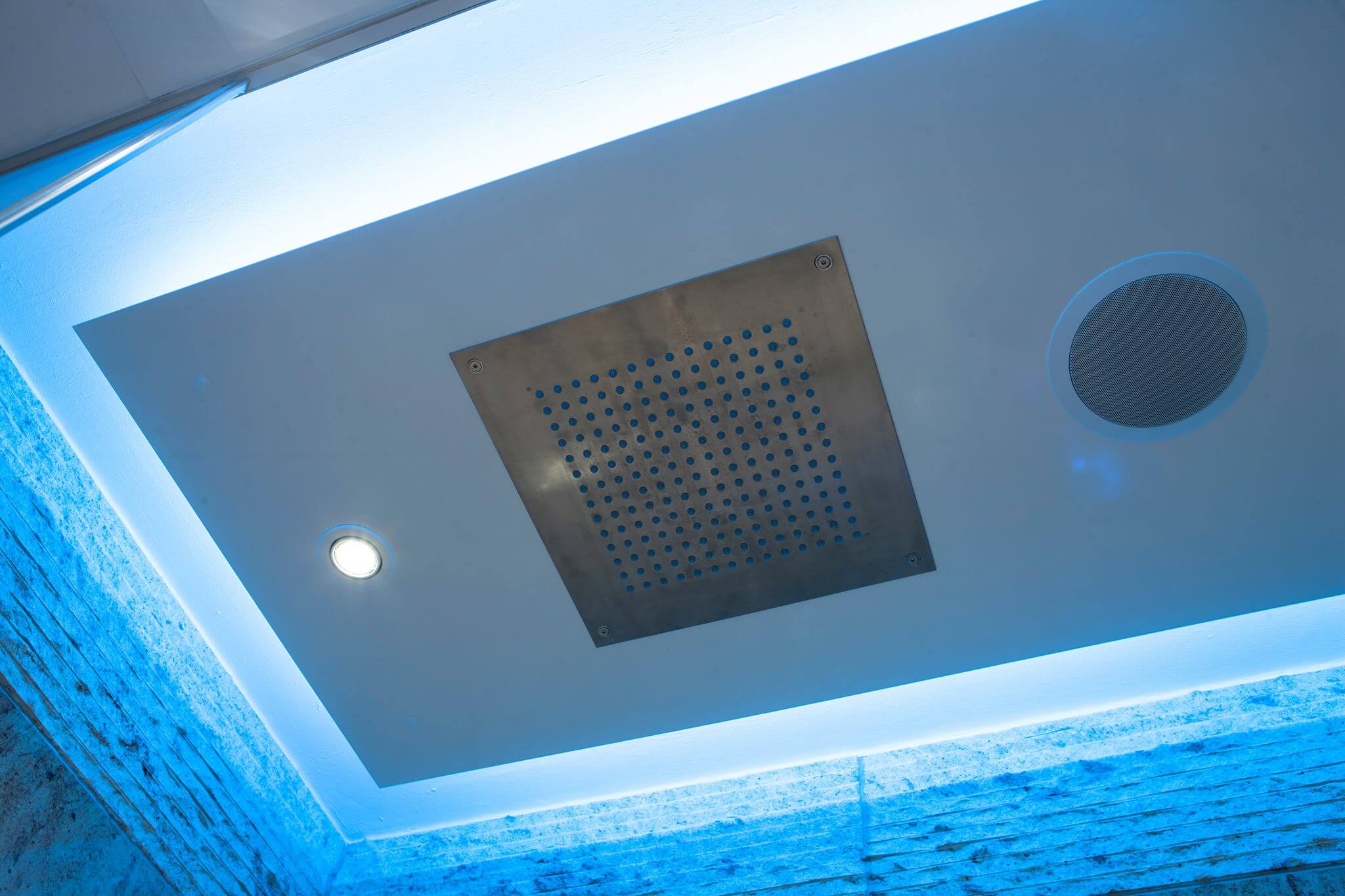 Dampfbad-und-Dusch-Ambiente-als-Ruheoas Wellness und Spa Oase fuer Ihren Wohlfuehlurlaub im beengten Badezimmer Bonn Bad Honnef Koeln Duesseldorf Dampfdusche Design Torsten Mueller Deckenbrause Regenbrause Badkultur auf wenigen Quadratmetern Beim Badezimmer Planen stellten im typischen Einfamilienhaus vor allem die beengten Platzverhältnisse von 6,3 qm den Bad Designer Torsten Müller vor eine aufregende Herausforderung. Hier wollte er im kleinen Bad exklusiv sein Konzept von einem harmonischen Design mittels seiner kreativen und facettenreichen Beleuchtung Badezimmer Ideen verwirklichen und mit dem Beleuchtung im Bad Planen optisch den Raum vergrößern und gleichzeitig zu einem individuellen Spa Refugium machen.