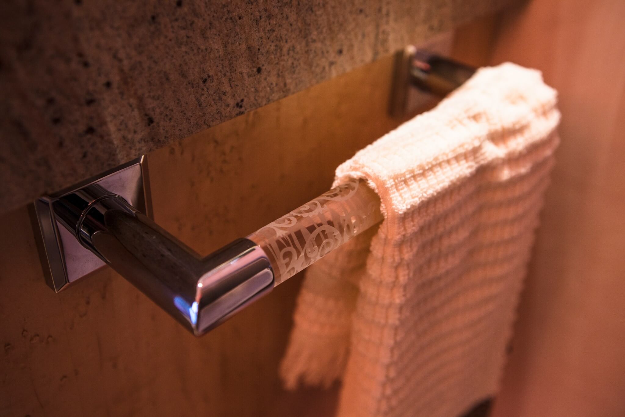 Dampfbad-und-Dusch-Ambiente-als-Ruheoas Wellness und Spa Oase fuer Ihren Wohlfuehlurlaub im beengten Badezimmer Bonn Bad Honnef Koeln Duesseldorf Dampfdusche Design Torsten Mueller (3) Pomdor das Badzubehör für ihr Badezimmer Design Pomdor Handtuch Halter am Waschtisch Unterschrank angebracht