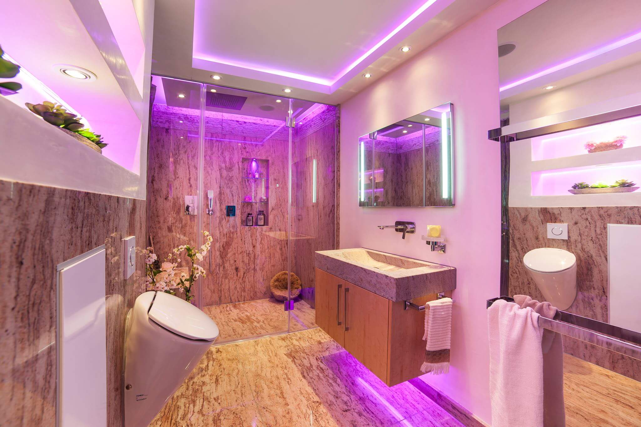 Dampfbad-und-Dusch-Ambiente-als-Ruheoas Wellness und Spa Oase fuer Ihren Wohlfuehlurlaub im beengten Badezimmer Bonn Bad Honnef Koeln Duesseldorf Dampfdusche Design Torsten Mueller (9) Szenarien kreieren mit dem richtigen Lichtdesign Um ein behagliche Badambiente zu erhalten ist das Spiel mit dem Lichtdesign notwendig. Wie bei dem "Das Phantom der Oper" kommt ihr Baddesign mit einem neuem Gewand auf die Bühne wenn es richtig inszeniert wurde. Badezimmer Beleuchtung ist nicht nur an der Decke wichtig sondern auch am Waschtischschrank, auf der Sitzbank in der Dampfdusche, zwischen den einzelnen offenen Regalen und an vielen anderen Stellen wie zum Beispiel der Badezimmer Nische