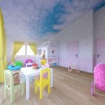 Kinderzimmer Design in hellen Pastellfarben mit Spielhaus, Tisch und Kinderwagen