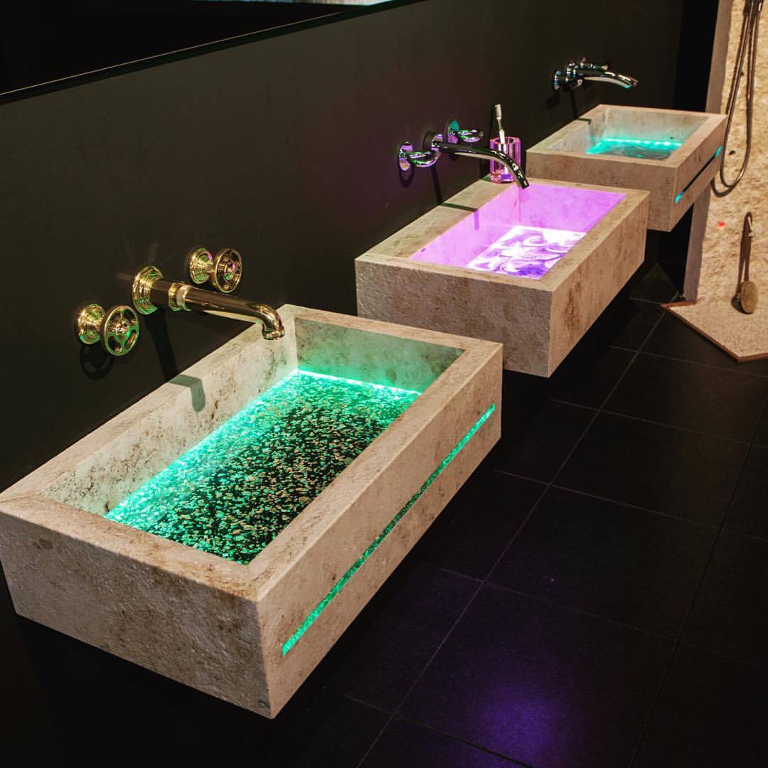 Mit meiner Unterstützung als Interieurdesigner und Lichtplaner planen wir gemeinsam kleine exklusive Bäder, die Ihren Wünschen nach einem behaglichen Rückzugsort oder einem opulenten Luxus Spa Rechnung tragen und problemlos an Ihr Smart Home angeschlossen werden können. Ihre Vorteile bei der Kooperation mit einem mehrfach ausgezeichneten Design Profi wie Torsten Müller liegen darin, Ihr Private Spa und Bad modern koordiniert aus einer professionellen Hand zu bekommen. Zuerst erfolgt eine ausführliche Beratung in meinem Atelier, bei der wir uns anhand Ihrer individuellen Vorstellungen vom Traumbad und der architektonischen Gegebenheiten Ihrer vier Wände auf eine bestimmte Designsprache einigen. Vom allerersten Entwurf der erträumten Stilwelten, über die professionelle 3D Visualisierung der harmonischen Badezimmergestaltung durch ausgebildete 3D-Artisten bis hin zur Realisation der exklusiv erstellten Premium Konzeption, begleite ich Sie unterstützend und inspirierend auf Ihrem Weg zum perfekten Bad. Auch die exklusive Badausstattung, das perfekt abgestimmte Lichtdesign und die Herstellung der technischen Schnittstellen zu Ihrem Smart Home wird von mir in die individuelle Konzeption miteinbezogen. Auf Nachfrage kümmere ich mich selbstverständlich auch um die Instandhaltung und Wartung der Luxusbäder.