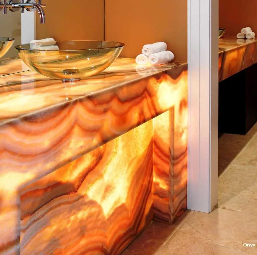 Beleuchteter Onyx-Waschplatz mit Glaswaschbecken in mediterranem Luxusbad