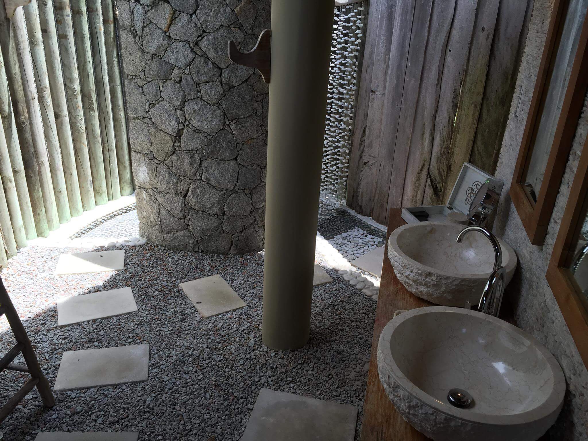 Outdoor Spa Design mit Doppelwaschbecken aus Naturstein und Dusche