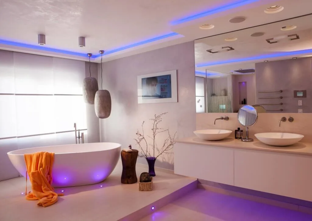Regendusche oder Duschen im Monsun-Regen mit dem Spa und Bad Designer Torsten Müller Im 12 Quadratmeter großen Luxusbad fällt als erstes das ruhige Badambiente im Stile Andalusiens auf. Dieses wurde beim Badezimmer Planen im Designer Bad durch einen hellen Grundton erschaffen, der oft für minimalistische Bäder gewählt wird. Der helle Juma Marmor im Ton Antik Palais von der internationalen Bad Ausstellung zieht sich als Basisthema im modernen Bad: Sowohl der Boden als auch große Wandbereiche wurde mit diesem exklusiven Material veredelt.