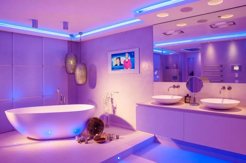 Regendusche oder Duschen im Monsun-Regen mit dem Spa und Bad Designer Torsten Müller Im 12 Quadratmeter großen Luxusbad fällt als erstes das ruhige Badambiente im Stile Andalusiens auf. Dieses wurde beim Badezimmer Planen im Designer Bad durch einen hellen Grundton erschaffen, der oft für minimalistische Bäder gewählt wird. Der helle Juma Marmor im Ton Antik Palais von der internationalen Bad Ausstellung zieht sich als Basisthema im modernen Bad: Sowohl der Boden als auch große Wandbereiche wurde mit diesem exklusiven Material veredelt.