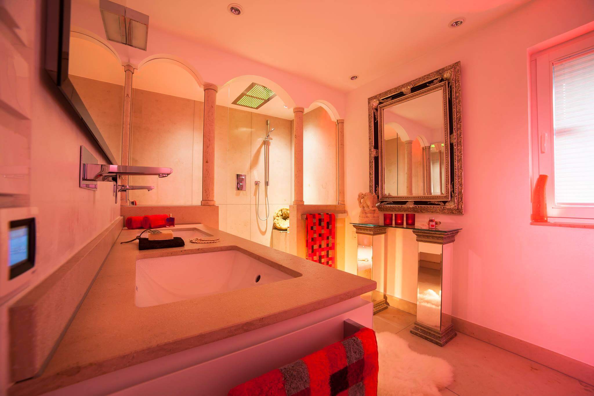 Waschtisch Anlage aus Jura Marmor mit Dusche Regendusche oder Duschen im Monsun-Regen mit dem Spa und Bad Designer Torsten Müller