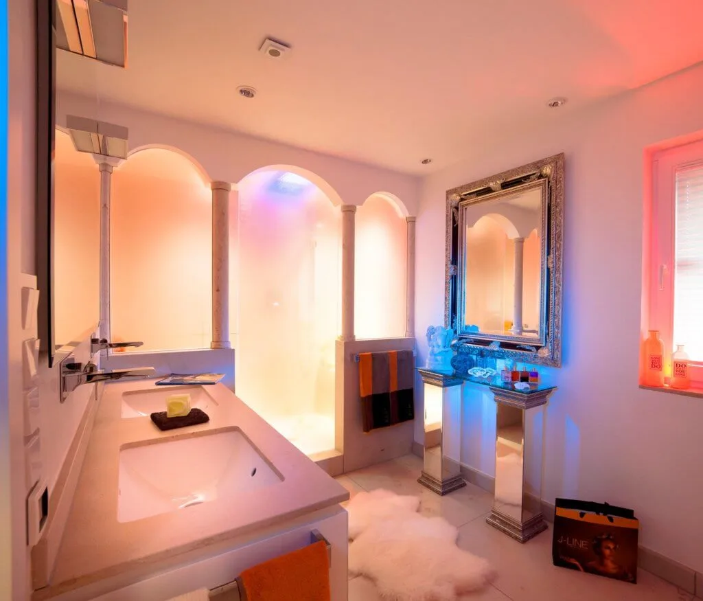 In dieser Badarchitektur für moderner Traumbäder wird ein emotionales Lichtkonzept als Teil der Badezimmer Design Badgestaltung realisiert Der Baddesigner Torsten Müller verwirklichte in dieser Badarchitektur für moderner Traumbäder auch ein emotionales Lichtkonzept als Teil der Badezimmer Design Badgestaltung, das die Stimmung der Bewohner im Bad exklusiv reflektiert. Er installierte im geräumigen Bad exklusive Schattenfugenbeleuchtungen, nutzte beim Bad Einrichten Bodenlichter und kombinierte geschickt direkte und indirekte Lichtquellen miteinander, um beste Badezimmer Effekte zu erzielen. Dieses einmalige Lichtdesign für mediterrane Bäder wird natürlich digital über die innovative KNX-Haus-Bustechnik gesteuert, die auch in Bäderausstellung des Bad Designers in Bad Honnef oder jener der Bäder München genauer unter die Lupe genommen werden kann.