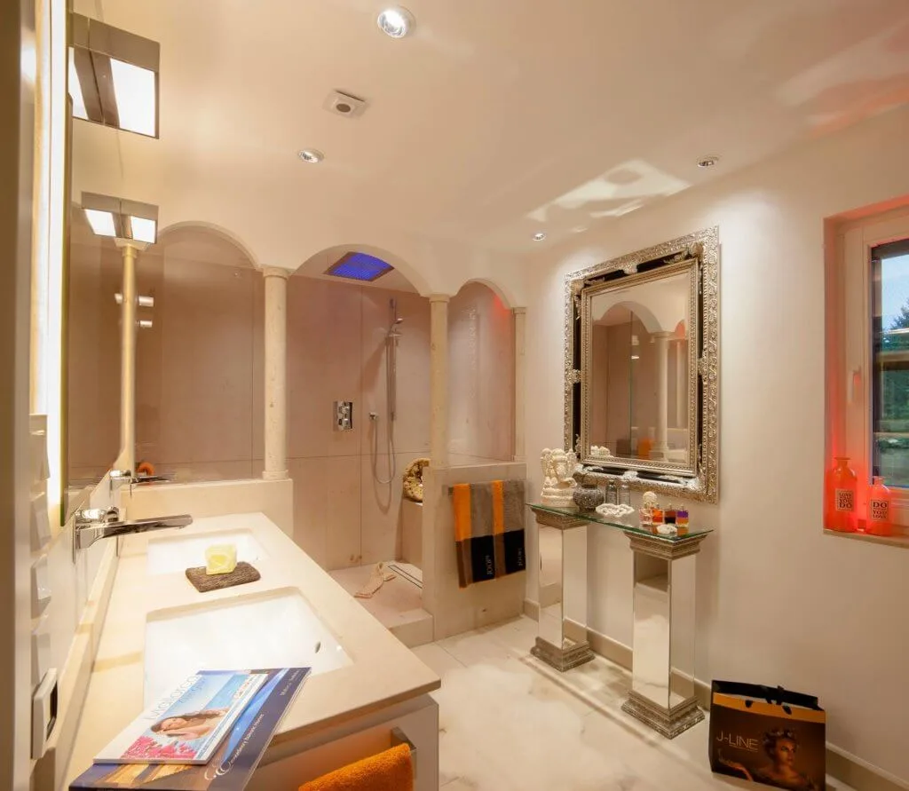 In dieser Badarchitektur für moderner Traumbäder wird ein emotionales Lichtkonzept als Teil der Badezimmer Design Badgestaltung realisiert Der Baddesigner Torsten Müller verwirklichte in dieser Badarchitektur für moderner Traumbäder auch ein emotionales Lichtkonzept als Teil der Badezimmer Design Badgestaltung, das die Stimmung der Bewohner im Bad exklusiv reflektiert. Er installierte im geräumigen Bad exklusive Schattenfugenbeleuchtungen, nutzte beim Bad Einrichten Bodenlichter und kombinierte geschickt direkte und indirekte Lichtquellen miteinander, um beste Badezimmer Effekte zu erzielen. Dieses einmalige Lichtdesign für mediterrane Bäder wird natürlich digital über die innovative KNX-Haus-Bustechnik gesteuert, die auch in Bäderausstellung des Bad Designers in Bad Honnef oder jener der Bäder München genauer unter die Lupe genommen werden kann.