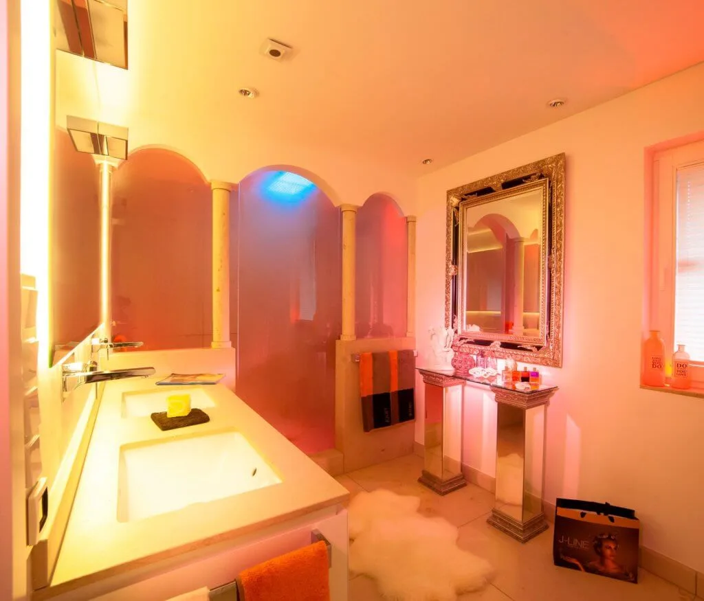 In dieser Badarchitektur für moderner Traumbäder wird ein emotionales Lichtkonzept als Teil der Badezimmer Design Badgestaltung realisiert Der Baddesigner Torsten Müller verwirklichte in dieser Badarchitektur für moderner Traumbäder auch ein emotionales Lichtkonzept als Teil der Badezimmer Design Badgestaltung, das die Stimmung der Bewohner im Bad exklusiv reflektiert. Er installierte im geräumigen Bad exklusive Schattenfugenbeleuchtungen, nutzte beim Bad Einrichten Bodenlichter und kombinierte geschickt direkte und indirekte Lichtquellen miteinander, um beste Badezimmer Effekte zu erzielen. Dieses einmalige Lichtdesign für mediterrane Bäder wird natürlich digital über die innovative KNX-Haus-Bustechnik gesteuert, die auch in Bäderausstellung des Bad Designers in Bad Honnef oder jener der Bäder München genauer unter die Lupe genommen werden kann.
