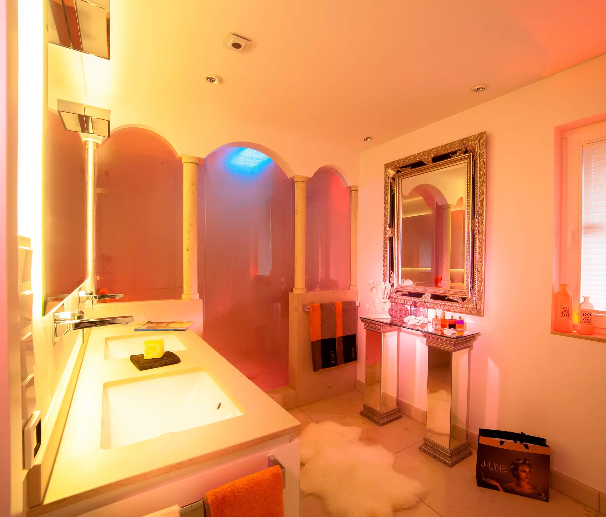 In dieser Badarchitektur für moderner Traumbäder wird ein emotionales Lichtkonzept als Teil der Badezimmer Design Badgestaltung realisiert Der Baddesigner Torsten Müller verwirklichte in dieser Badarchitektur für moderner Traumbäder auch ein emotionales Lichtkonzept als Teil der Badezimmer Design Badgestaltung, das die Stimmung der Bewohner im Bad exklusiv reflektiert. Er installierte im geräumigen Bad exklusive Schattenfugenbeleuchtungen, nutzte beim Bad Einrichten Bodenlichter und kombinierte geschickt direkte und indirekte Lichtquellen miteinander, um beste Badezimmer Effekte zu erzielen. Dieses einmalige Lichtdesign für mediterrane Bäder wird natürlich digital über die innovative KNX-Haus-Bustechnik gesteuert, die auch in Bäderausstellung des Bad Designers in Bad Honnef oder jener der Bäder München genauer unter die Lupe genommen werden kann.