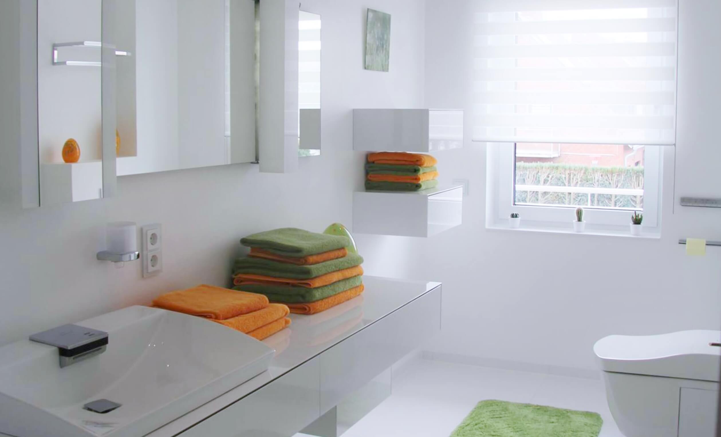Sexy Weiß Masterbad Weisses Badezimmer Design mit Dusche Design by Torsten Mueller aus Bad Honnef naehe Koeln Bonn Duesseldorf Frankfurt 2017 gaeste wc Als erfahrener Profi für die moderne Badgestaltung begleite ich Ihre Badsanierung für ein kleines Bad von der allerersten Bad-Beratung, bei der wir gemeinsam die Stilwelten sowie kleine Bäder Beispiele und die Interior-Konzepte durchstöbern und weiter beim digitalen Entwurf durch modernste 3D Visualisierung durch meine professionellen 3D-Artisten. Nach der erfolgten Konzeption für Ihr Bad unterstütze ich Sie bei der Realisation der Badezimmergestaltung und bringe hier auch mein Wissen und Können als ausgebildeter Lichtplaner mit ein. Durch die Kooperation mit zahlreichen nationalen und internationalen Manufakturen für exklusive Badausstattung vervollständigen wir dann das Bad Design für Ihre Sinne.