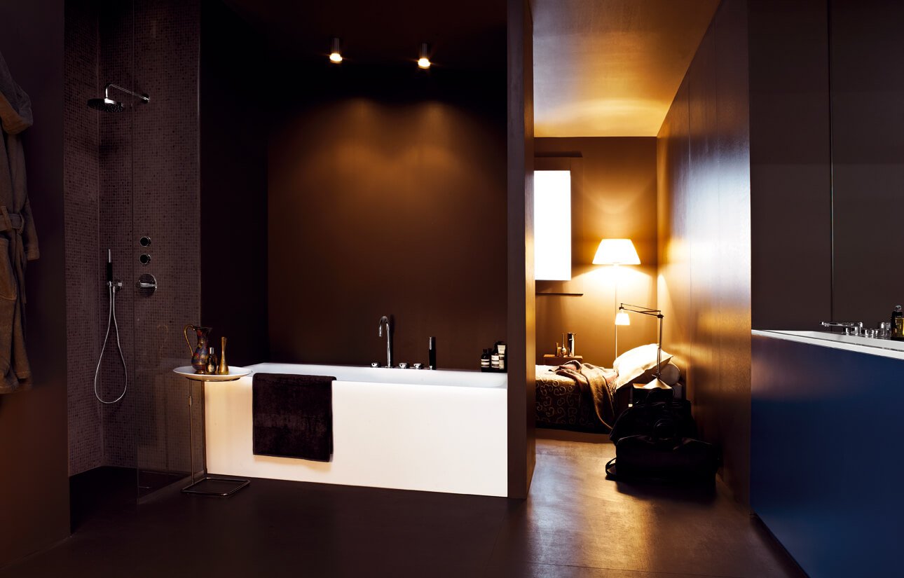 Der Begriff Spa stammt aus dem lateinischen und steht für die Abkürzung Sanus per Aquam, die „Gesundheit durch Wasser“ bedeutet. Heutzutage verbindet man Entspannung, Erholung und einzigartige Leichtigkeit mit diesem Begriff, der zuvor zahlreiche Wellnesseinrichtungen entlang der Küsten Italiens geprägt hat. Mit einem auf Ihre Bedürfnisse ausgerichteten premium Home Spa holen Sie sich diese Erlebnisse in Ihre eigenen vier Wände. Egal ob Sie sich für einen geräumigen Spa Pool entscheiden oder Ihren kleinen, ganz privaten Rückzugsort vollkommen individuell mit dem Designer Torsten Müller einrichten - die Erholungsoase in Ihrem Heim verspricht Ihnen relaxte Stunden in einer Umgebung voller wohltuendem Luxus.