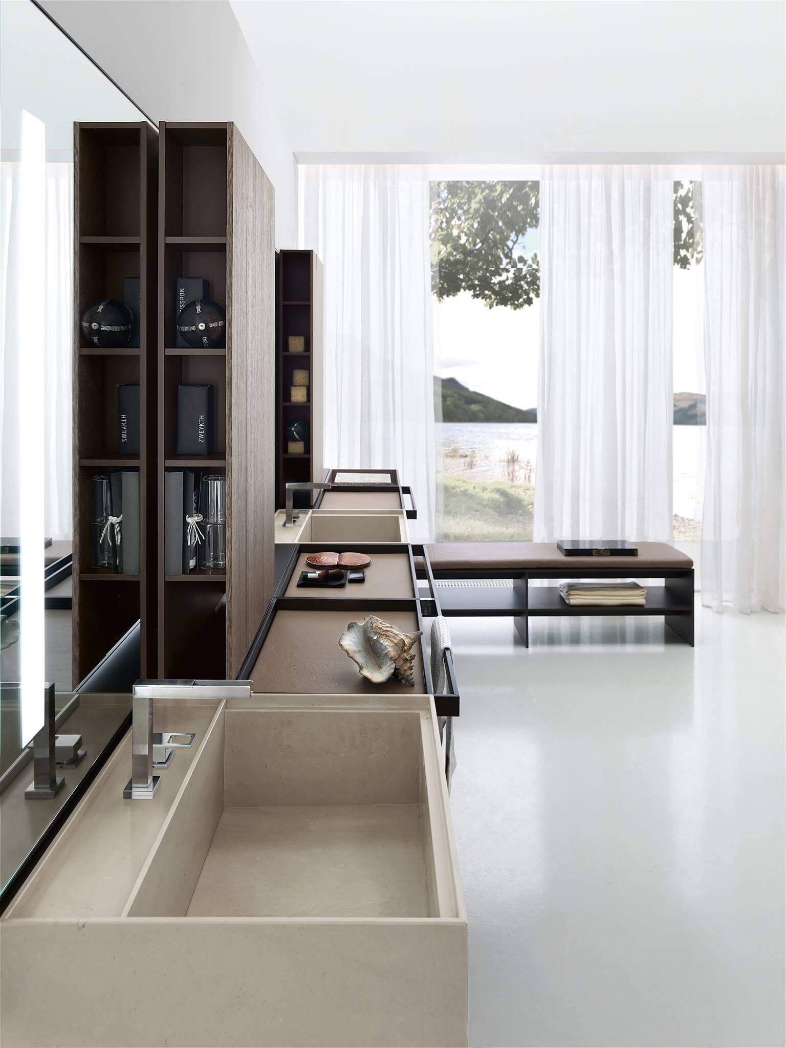 Luxus Badezimmer mit hellem Natursteinwaschbecken und dunklen Holzmöbeln
