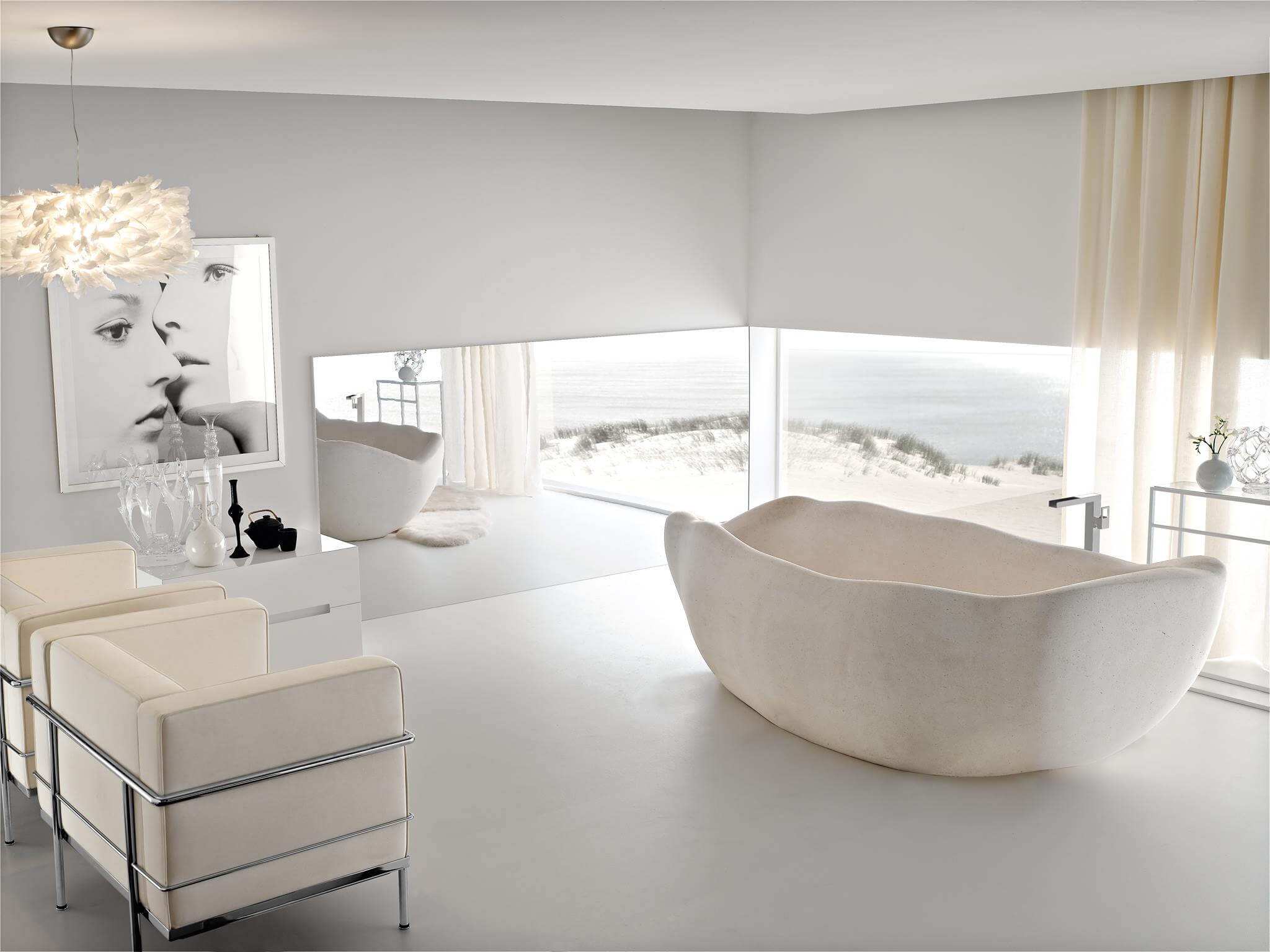 Helles Badezimmer mit Natursteinwanne und modernen Sitzgelegenheiten