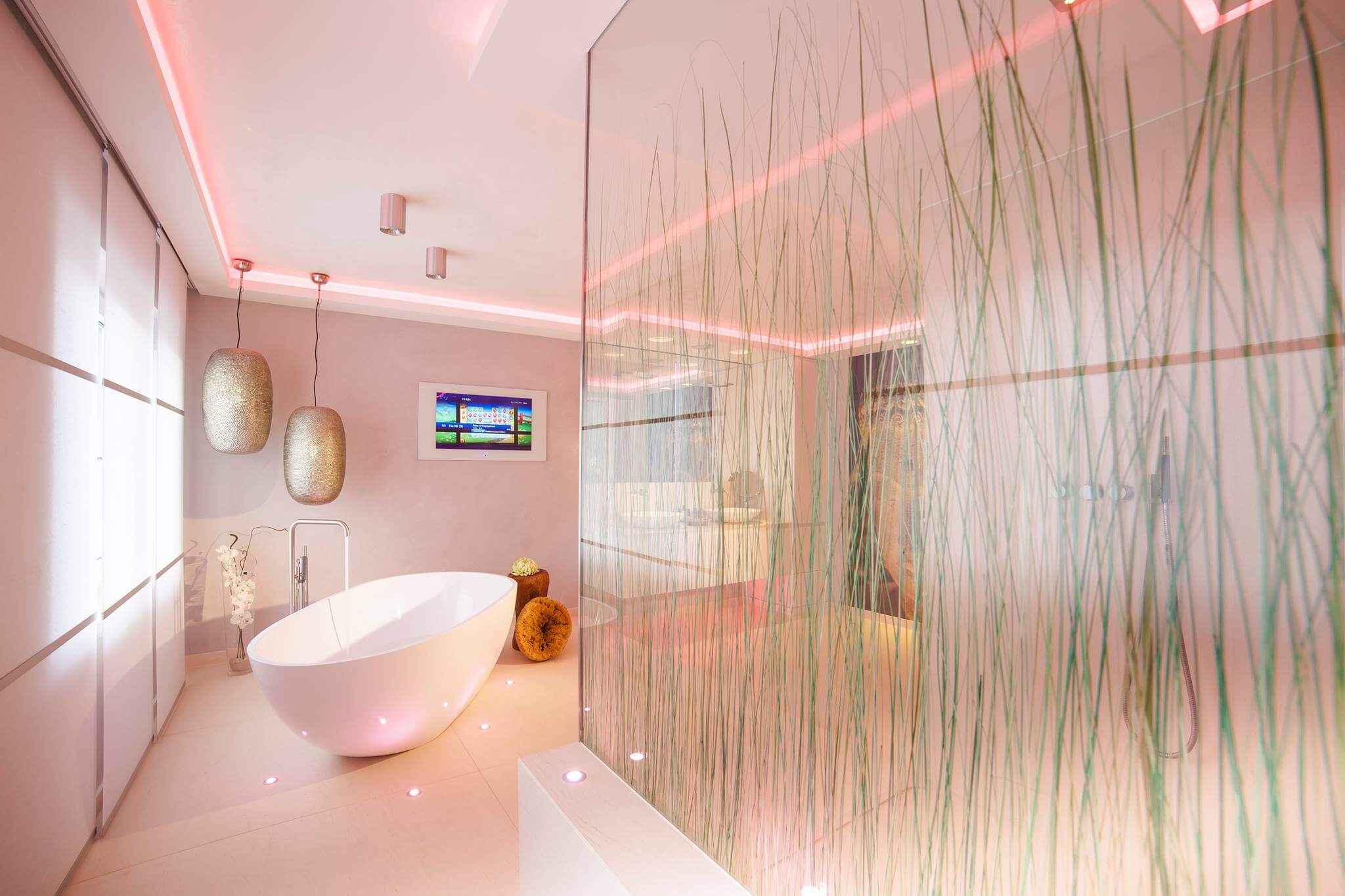 Badezimmer mit pink beleuchteter Dusche und Gräsern - Badezimmer Trends 2024