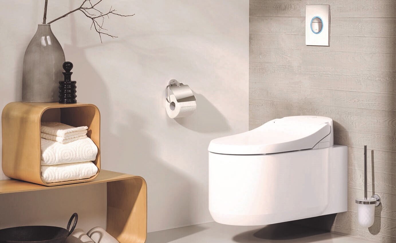 badtrends-2017-Sensia® Arena Dusch-WC separate Wasserführung für Ladydusche mit Luft durchsetzter Duschstrahl oszillierender Duschstrahl pulsierender Massage-Duschstrahl einstellbare Stärke des Duschstrahls automatische Hygienespülung der Duschdüse vor und nach jeder Benutzung einstellbare Wassertemperatur des Duschstrahls Weitere Funktionen: Warmlufttrocknung mit einstellbarer Temperatur automatische Geruchsabsaugung mit integriertem Geruchsfilter Duroplast WC-Sitz und -Deckel mit Absenk-Automatik Controller aus Metall am WC-Sitz mit Dreh- und Drückfunktion zur Auswahl des persönlichen Duschprogramms 4 individuelle Benutzer-Profile über Fernbedienung programmier- und abrufbar Hauptschalter mit Ein/Aus-Funktion dezente Nachtbeleuchtung verdeckter Wasser- und Stromanschluss