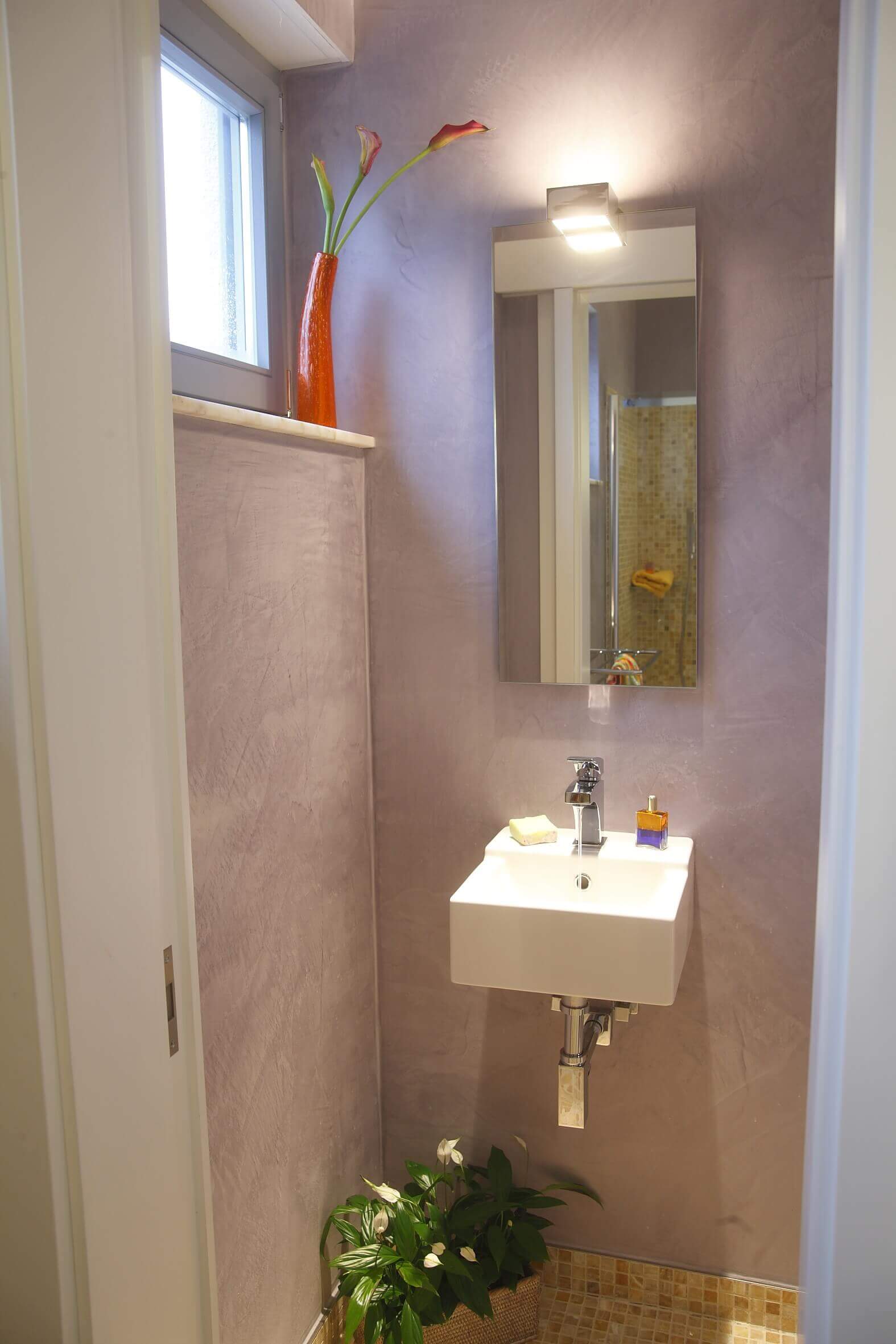 Gäste WC Design für kleinen Raum mit schnalem Spiegel und Marmorino-Wänden