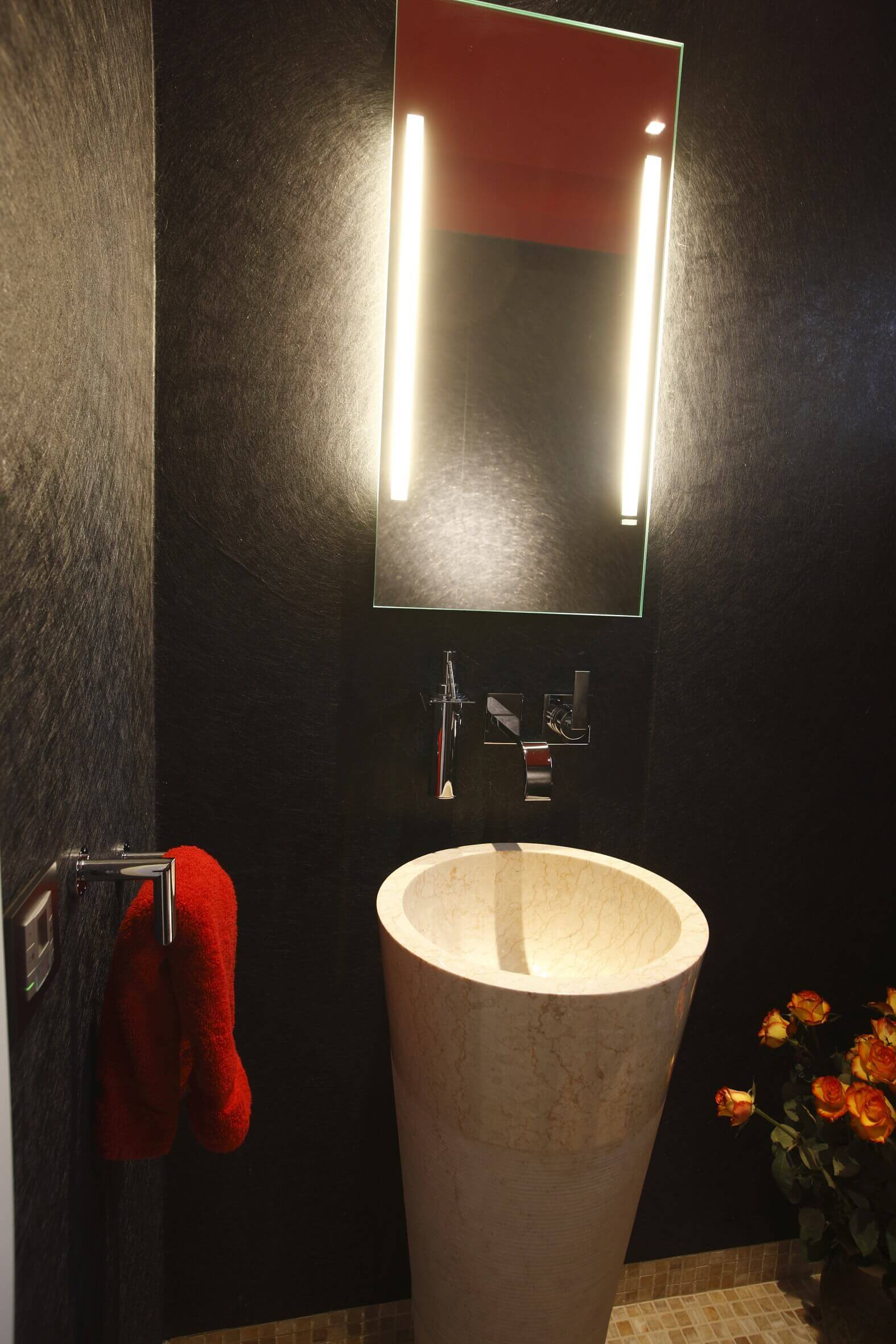 Elegantes Gäste WC Design Gäste WC Design mit Waschtonne aus Naturstein und beleuchtetem Spiegel