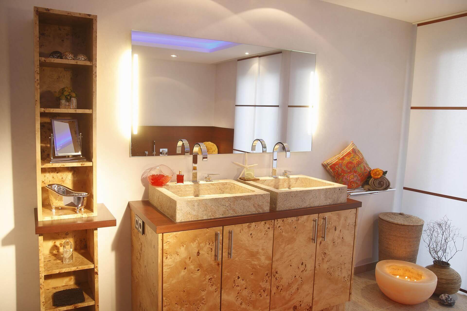 Ein luxuriöser Ruhepol im Bonner Villenviertel Ein Raumkonzept mit Einzigartigkeit & neuesten Materialien In der Planung war Neues, Edles und Einzigartiges gewünscht. Es sollte ein Luxus-Badezimmer werden, welches wohl kaum in den Bäderausstellungen oder in der regulären Badplanung zu sehen sein wird. Neueste Materialien sollten zum Einsatz kommen und das Design modern und dennoch ganz klassisch sein. Erinnerungen an die Natur spielten beim Kunden einen wichtigen Faktor und der Raum sollte Harmonie, Wärme und Ruhe ausstrahlen, „Bitte so wenig Information wie möglich!“ war der Wunsch des Bauherren. Das Ziel war, ein unverwechselbares Refugium der Ruhe und Entspannung zu schaffen. Das im ersten Obergeschoss gelegene 26 m² große Master-Bad mit 2,60 m hohen Wänden, einen großen