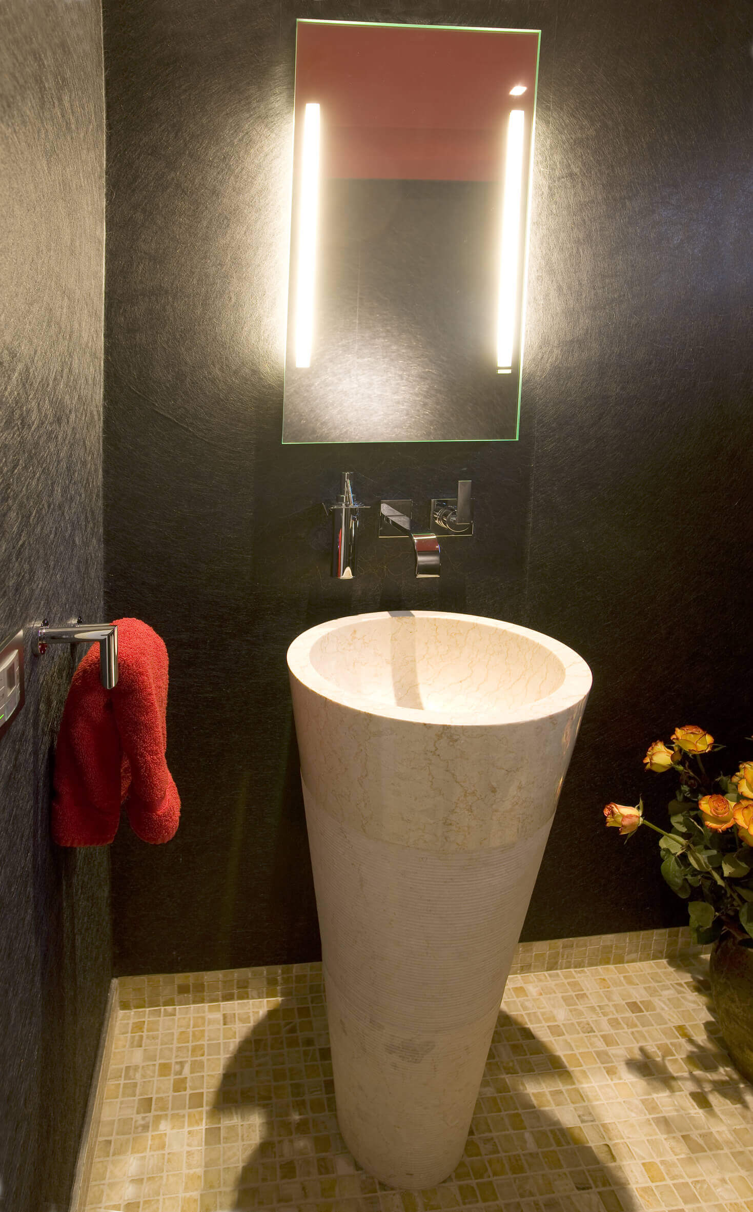 Gäste WC Design mit konusförmiger Waschtonne und beleuchtetem Spiegel