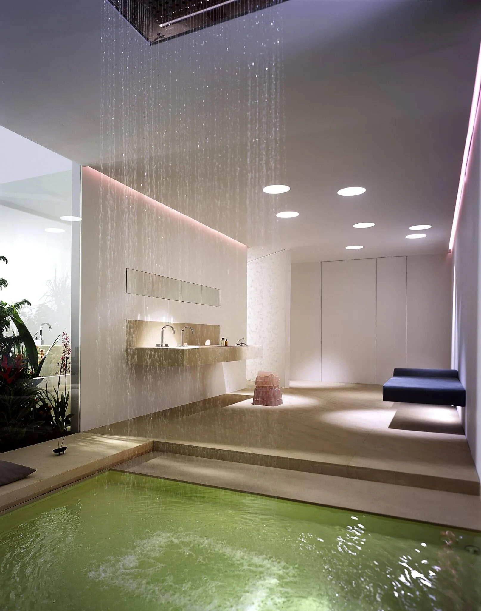 Helles Luxusbad mit Regendusche über großer Badewanne