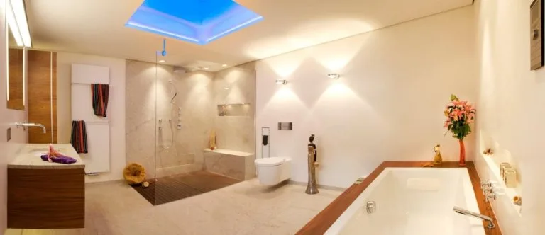 Mediterranes Bad mit Dusche, Waschtisch und Badewanne mit Holzdetails