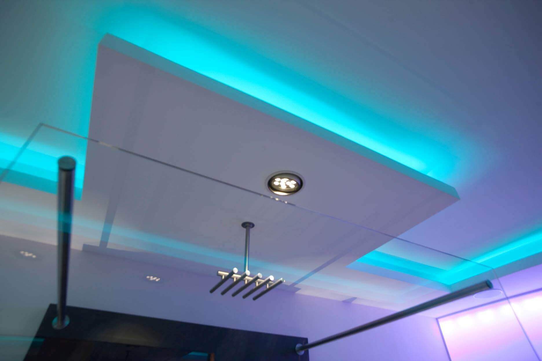Lichtdesign im private Spa vom Designer Torsten Müller aus Bad Honnef Die professionelle Lichtberatung vom Bad Designer Torsten Müller Die Bad Design Ideen beim Bad Einrichten nehmen ihren Anfang im Kopf . Ihre bestimmte Stimmung im Komplettbad umzusetzen gehört zu meinen Aufgaben als Badplaner. Diesen Aspekt beim Bad Planen setze ich mit einem innovativen Lichtdesign von meiner Bad Ausstellung, das in die Badvorschläge eingebunden wird, um. Ihre Vorteile liegen auf der Hand: Durch das harmonische Zusammenspiel von Duft-, Licht- und Badzubehör Design kann ich als erfahrener Spa Designer das Badambiente beeinflussen und Ihre fünf Sinne durch das Badezimmer Design ansprechen. Egal ob Sie ein sinnliches Refugium in Ihrem Komplettbad planen oder beim Badezimmer Gestalten eine besondere Badkultur einbringen wollen – das Lichtkonzept, das oft von der Badgestaltung unberührt bleibt, spielt eine entscheidende Rolle. Meine Kooperationen mit der Badausstellung Bonn, der Badausstellung Köln oder der Badeinrichtung Wiesbaden liefern zusätzlich kleine Badezimmer Ideen und auch große Badezimmer Ideen für beste Badezimmer. Auch die Badvorschläge vom führenden Badstudio Bäder München ermöglichen ein außergewöhnliches Badzubehör Design für exklusive Designbäder.