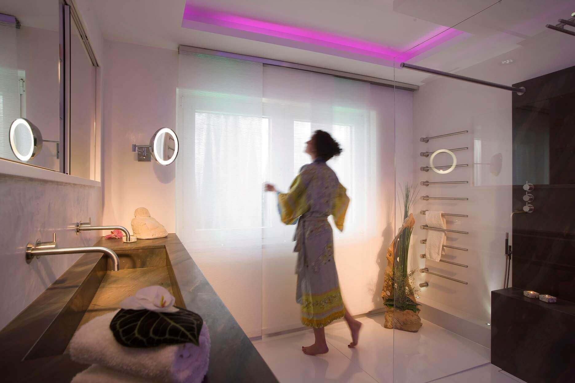 Großes Badezimmer für Best Ager Grosses Badezimmer mit Frau vor Fenster