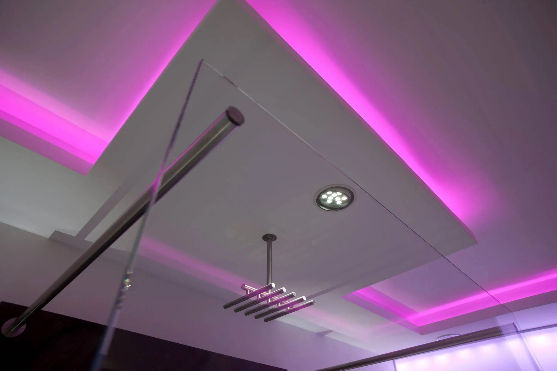 vola Die professionelle Lichtberatung vom Bad Designer Torsten Müller Die Bad Design Ideen beim Bad Einrichten nehmen ihren Anfang im Kopf . Ihre bestimmte Stimmung im Komplettbad umzusetzen gehört zu meinen Aufgaben als Badplaner. Diesen Aspekt beim Bad Planen setze ich mit einem innovativen Lichtdesign von meiner Bad Ausstellung, das in die Badvorschläge eingebunden wird, um. Ihre Vorteile liegen auf der Hand: Durch das harmonische Zusammenspiel von Duft-, Licht- und Badzubehör Design kann ich als erfahrener Spa Designer das Badambiente beeinflussen und Ihre fünf Sinne durch das Badezimmer Design ansprechen. Egal ob Sie ein sinnliches Refugium in Ihrem Komplettbad planen oder beim Badezimmer Gestalten eine besondere Badkultur einbringen wollen – das Lichtkonzept, das oft von der Badgestaltung unberührt bleibt, spielt eine entscheidende Rolle. Meine Kooperationen mit der Badausstellung Bonn, der Badausstellung Köln oder der Badeinrichtung Wiesbaden liefern zusätzlich kleine Badezimmer Ideen und auch große Badezimmer Ideen für beste Badezimmer. Auch die Badvorschläge vom führenden Badstudio Bäder München ermöglichen ein außergewöhnliches Badzubehör Design für exklusive Designbäder.
