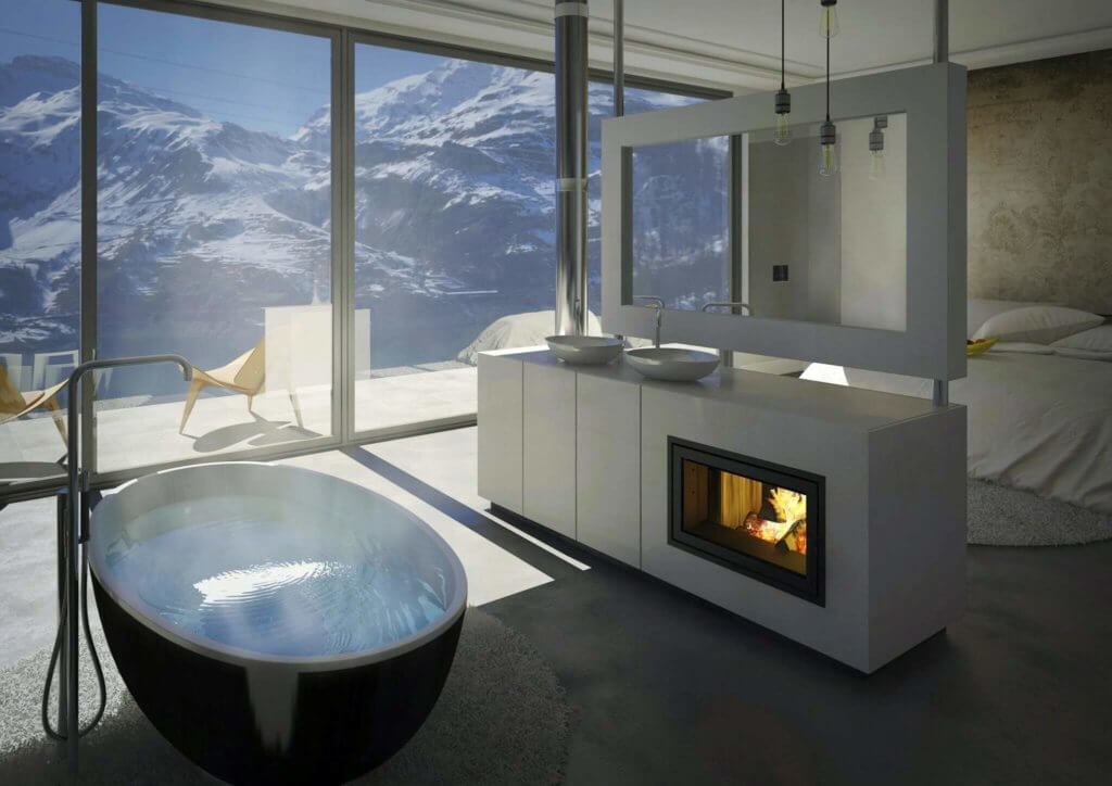 En-suite-Badezimmer mit Kamin, Luxus Badewanne und Panoramafenster samt Alpenblick