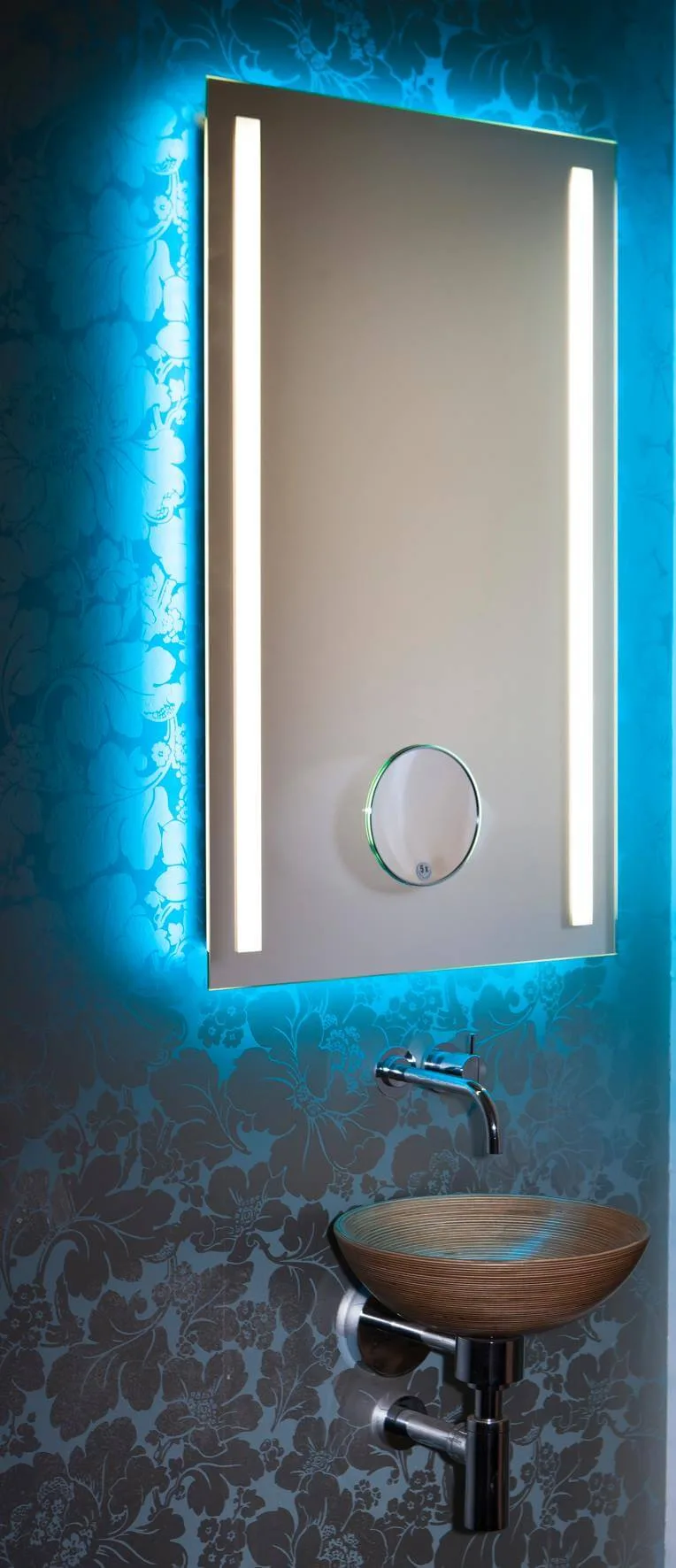 Der Lichtfarbenspiegel by Torsten Müller ist erhältlich in den vielfältigsten Größen und somit passend im Bad, Spa und Raumdesign und natürlich auch im Gäste WC einzusetzen. 