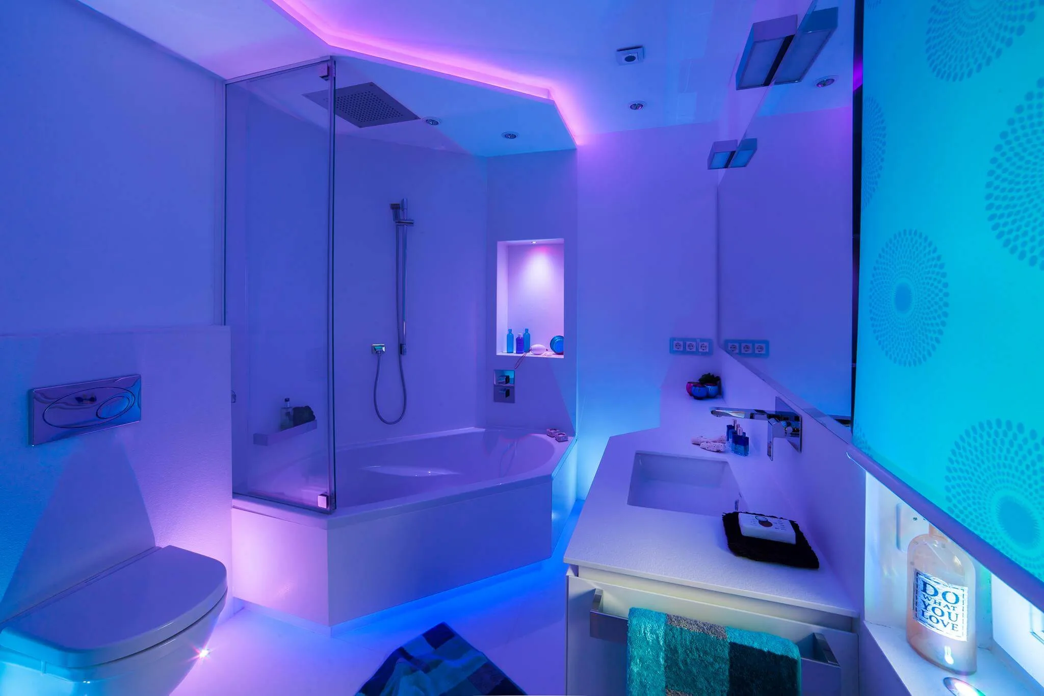 Eine Duschbadewanne verspricht mit der eingebauten Regendusche eine Wohlfühloase, die sich mit den richtigen Badezimmer Beleuchtung Tipps an die Stimmung anpassen kann. Durch die praktische Kombination aus Dusche und Badewanne wird nicht nur der Platz bis auf den letzten Millimeter ausgenutzt, sondern auch eine Wahlmöglichkeit kreiert, die alle Wellnessaspekte in die Realität umsetzt.