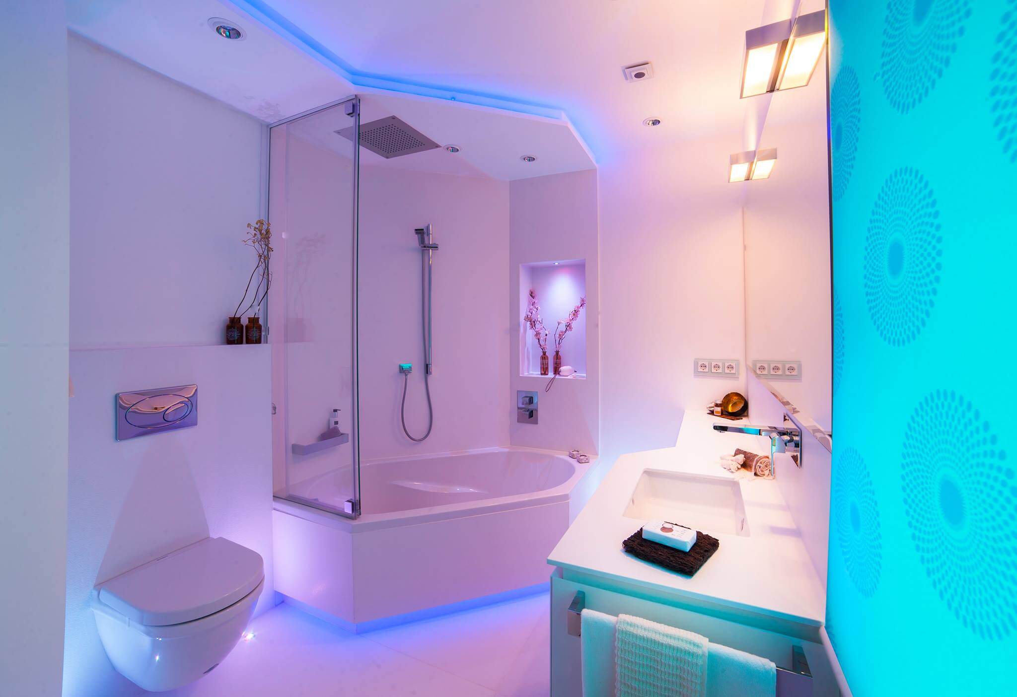 Helles Bad mit Dusche und außergewöhnlichem Lichtdesign
