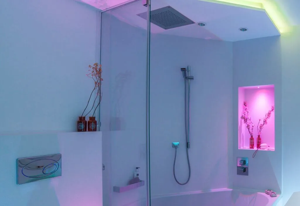 Lichtdesign für ein kleines Bad vom Fachmann im Detail
