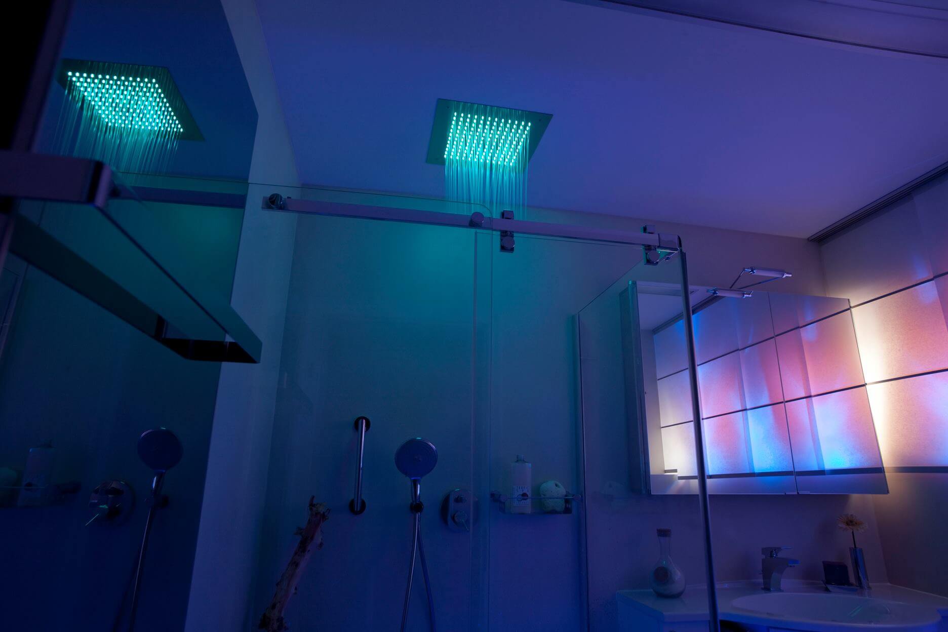 stimmungsvollen Lichtszenarien-Badsanierung ohne Fliesen-beleuchtung dusche decke-fugenloses Badezimmer-badezimmer fugenlos-Gäste Badezimmer-regendusche led-SCHÖNER WOHNEN- Dusche Licht-moderne Bad-Resine