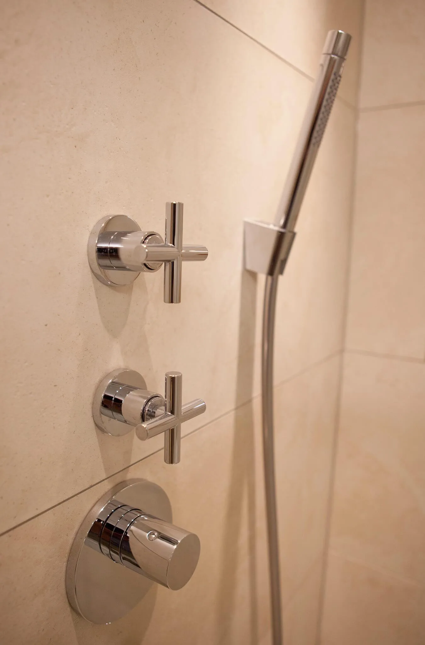Detailaufnahme Vola Duscharmatur mit Handbrause