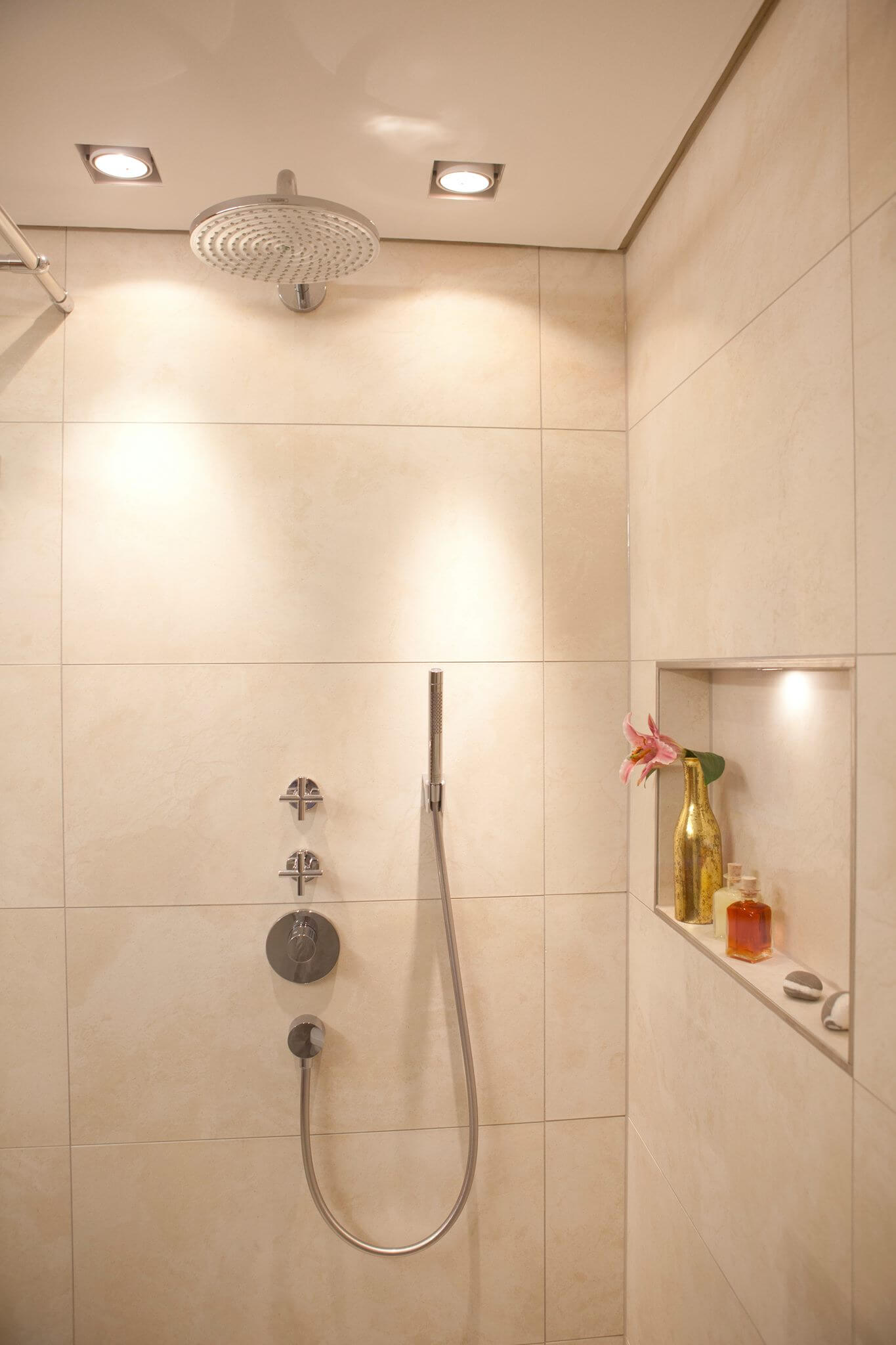 Gäste WC Design mit schmaler Dusche mit Vola Armatur