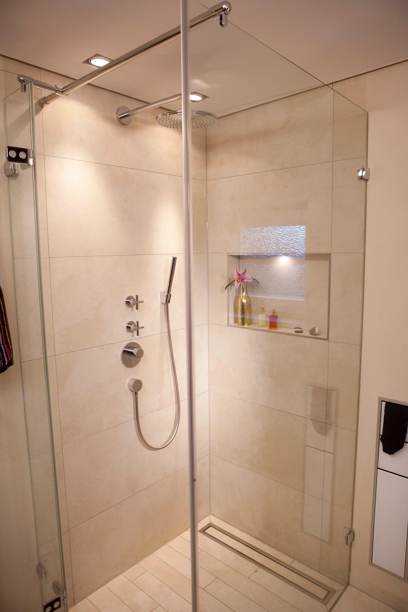 Gäste WC Design mit kleiner Dusche hinter Glastrennwand mit Vola Armatur und Kopfbrause