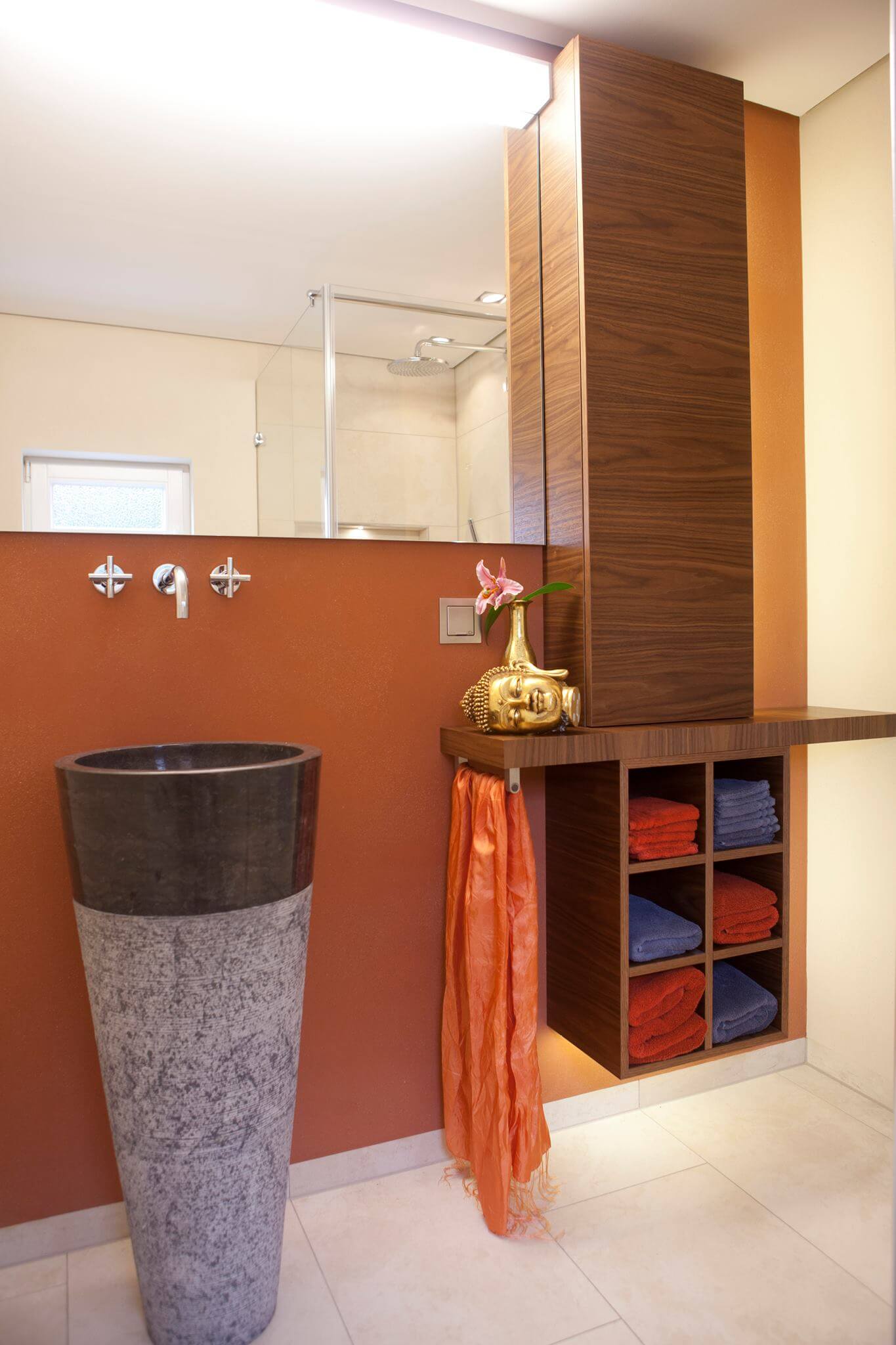 Modernes Gäste-WC im fernöstlichen Stil mit konusfarbenem Standwaschbecken aus Naturstein