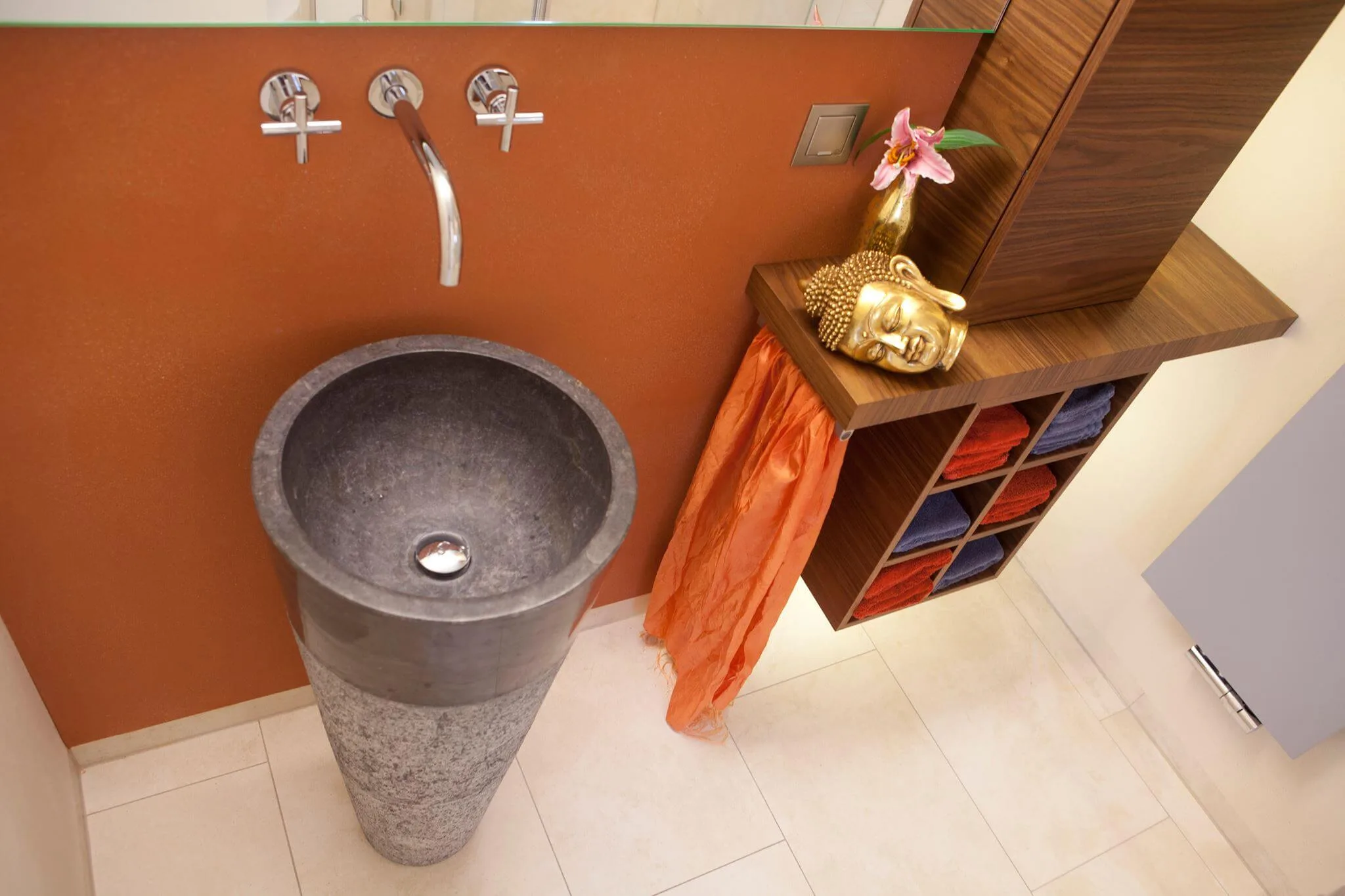 Fernöstliches Gäste WC Design Fernöstliches Gäste WC Design mit Natursteinwaschbecken und Holzregal