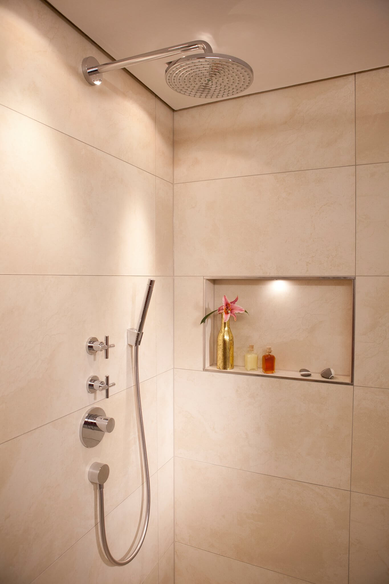 Gäste WC Design mit hellen großen Fliesen in der offenen Dusche mit Vola Armatur und Kopfbrause