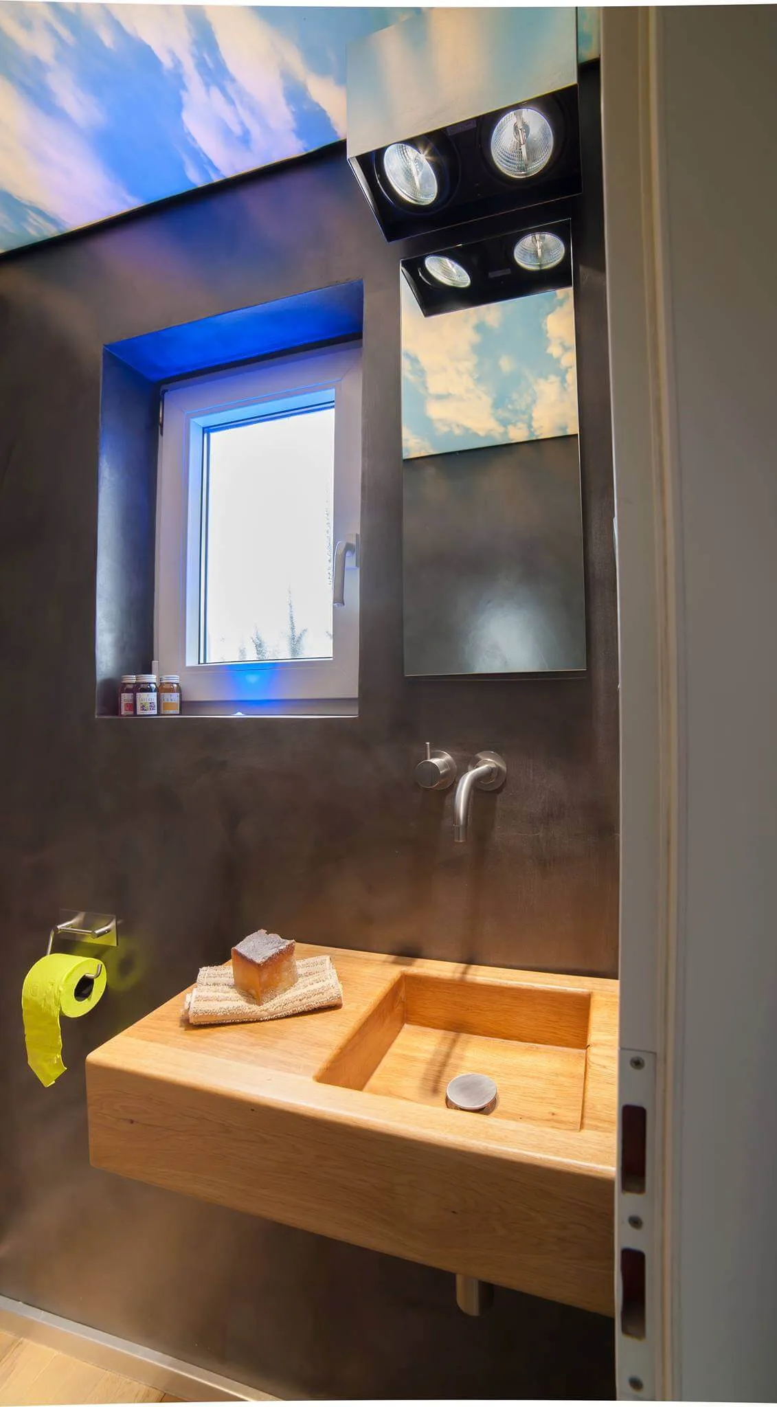 Gäste WC Design mit hölzernem flachen Waschbecken und grauen Wänden in Marmorino-Technik