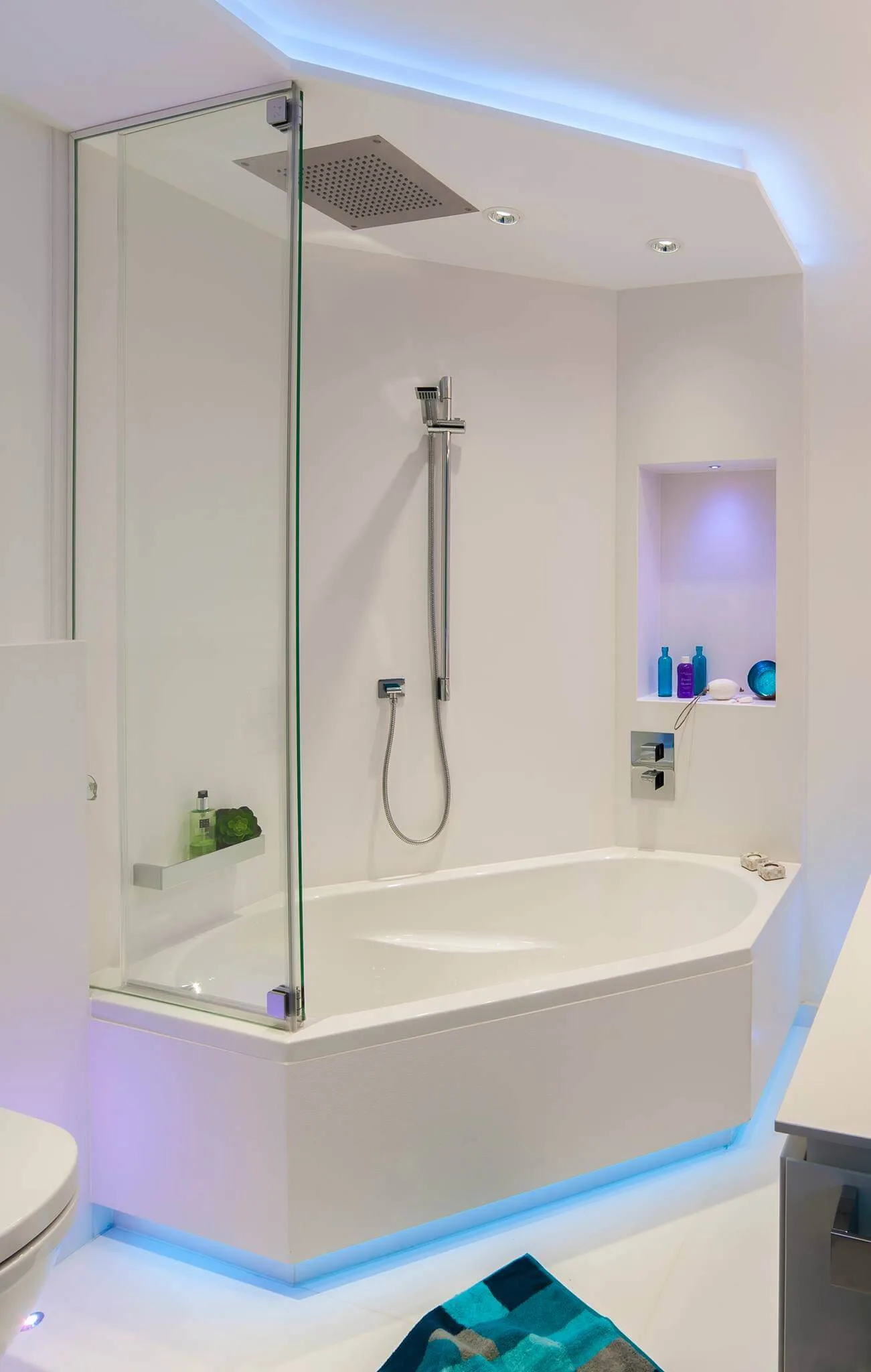 Gäste WC Design mit Duschwanne und Vouten an der Decke
