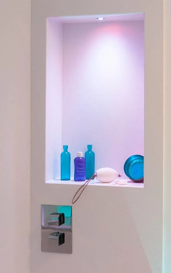 Gäste WC Design mit beleuchteter Wandnische 