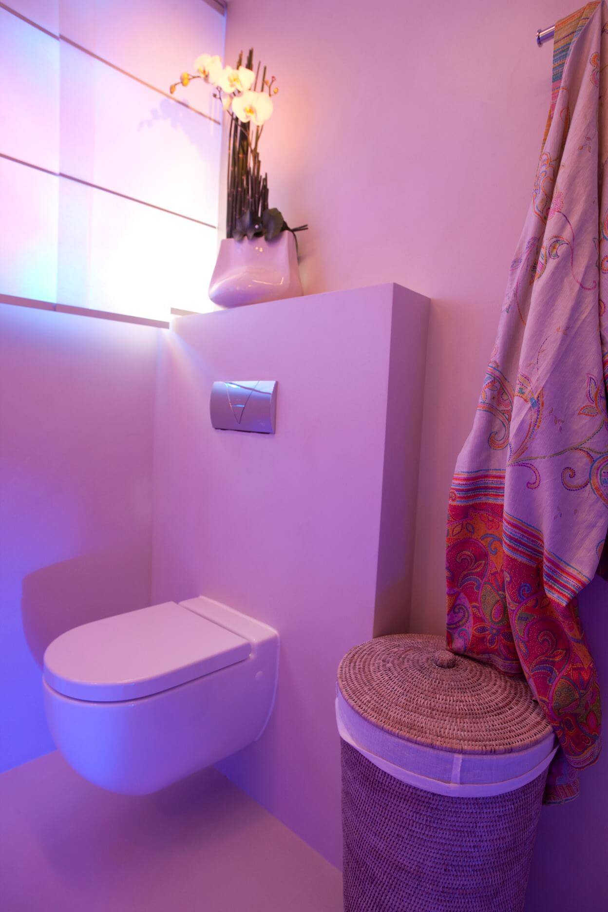 Gäste WC Design mit Washlet und Wäschekorb in violettem Licht