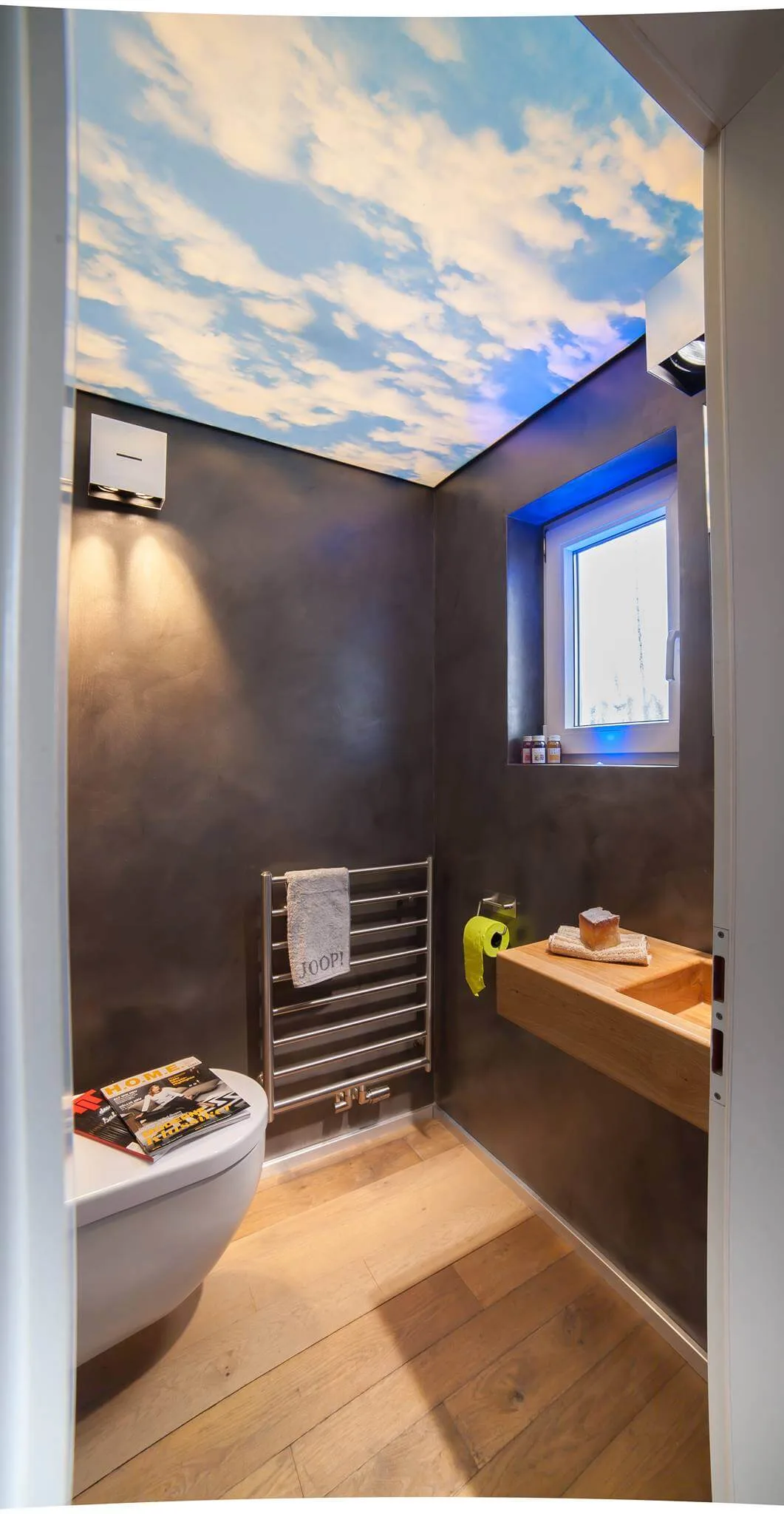 Gäste WC Design mit Himmeldecke sowie Parkettboden