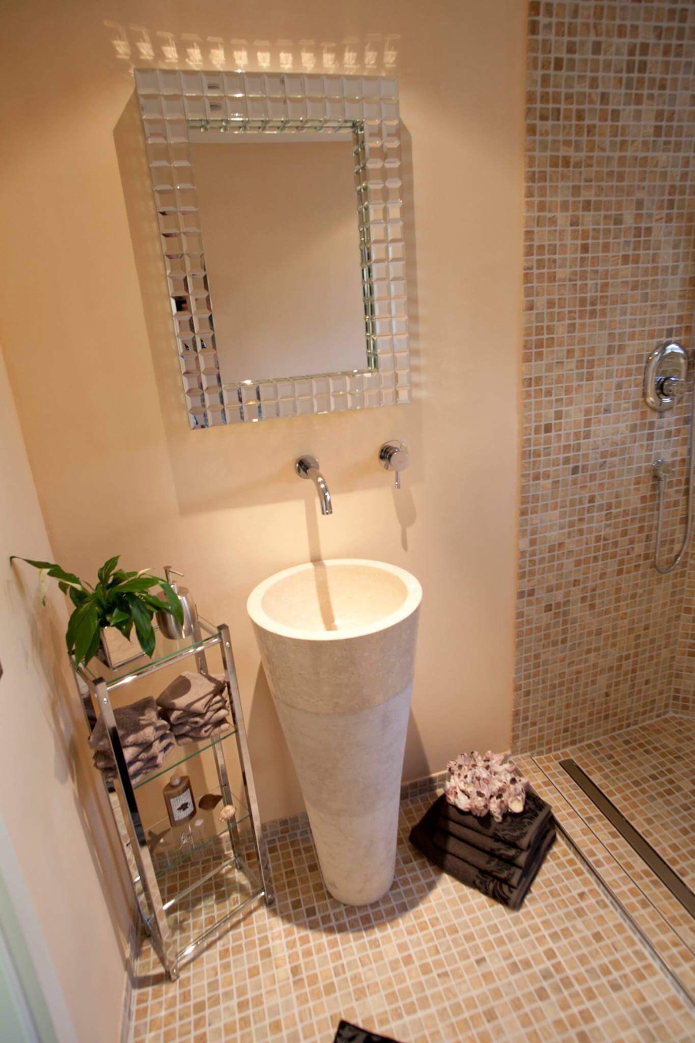 Mediterranes Gäste WC Design mit Waschtonne aus Naturstein, Spiegel soie Mosaikboden